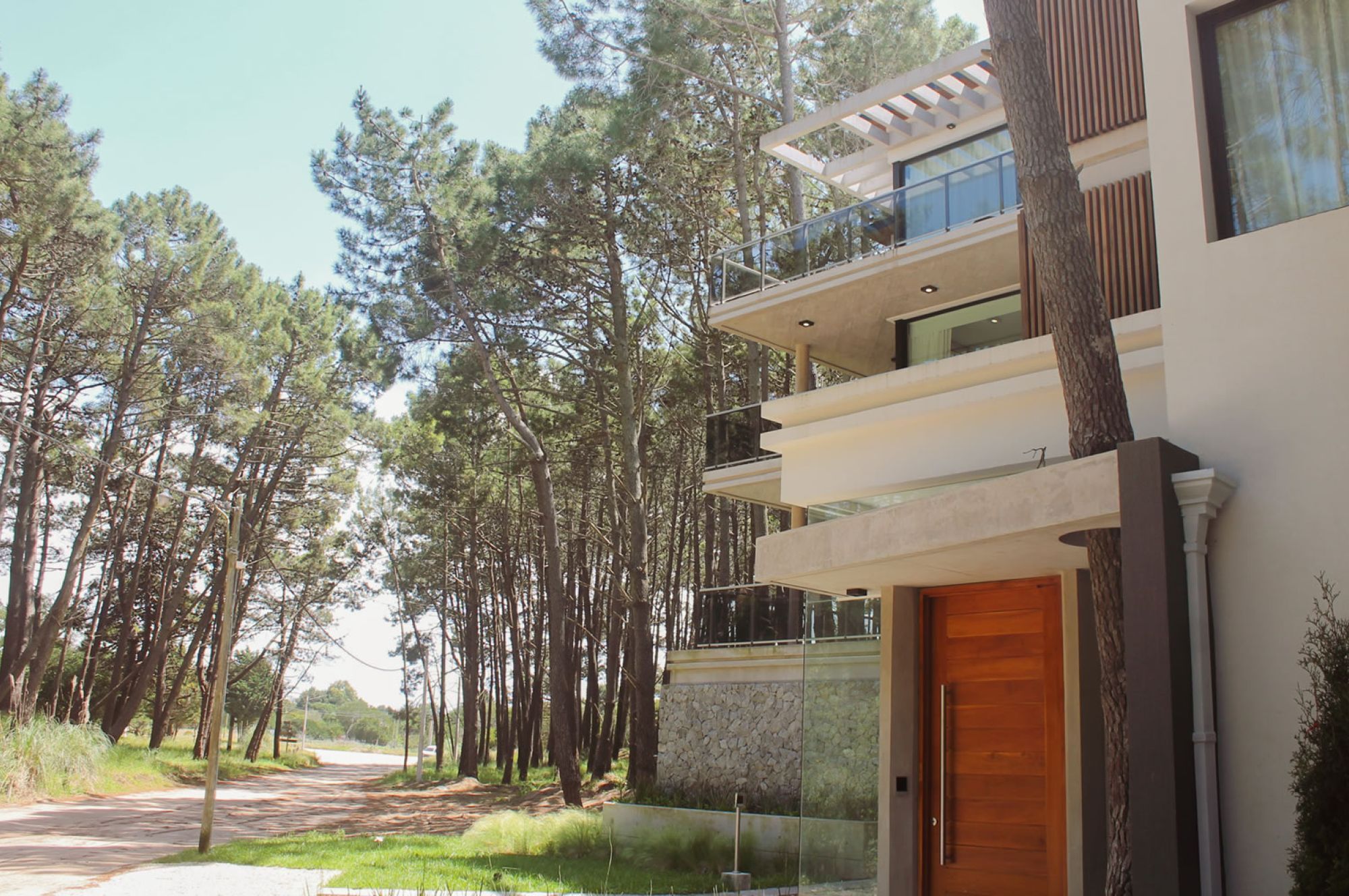 Rodeado de pinos, a pasos de la playa